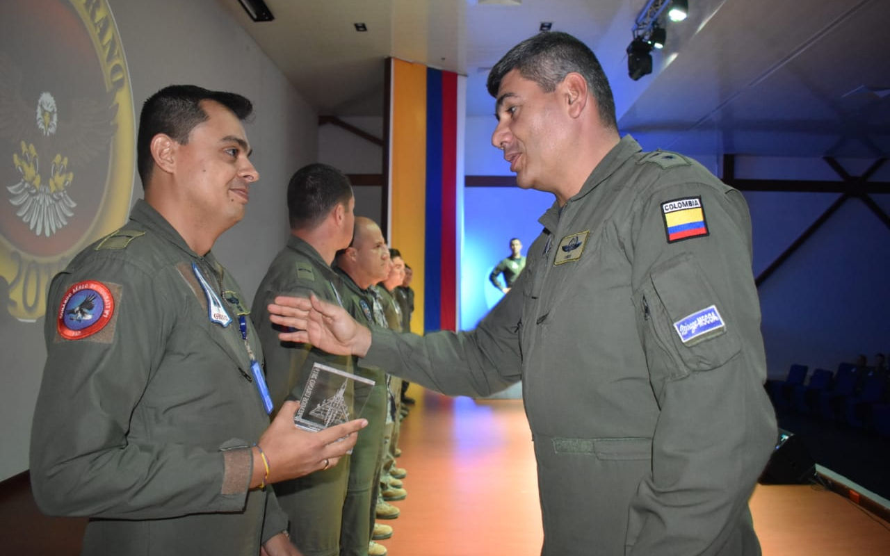 El Comando Aéreo de Combate No. 1 exalta a los mejores hombres y mujeres del último año
