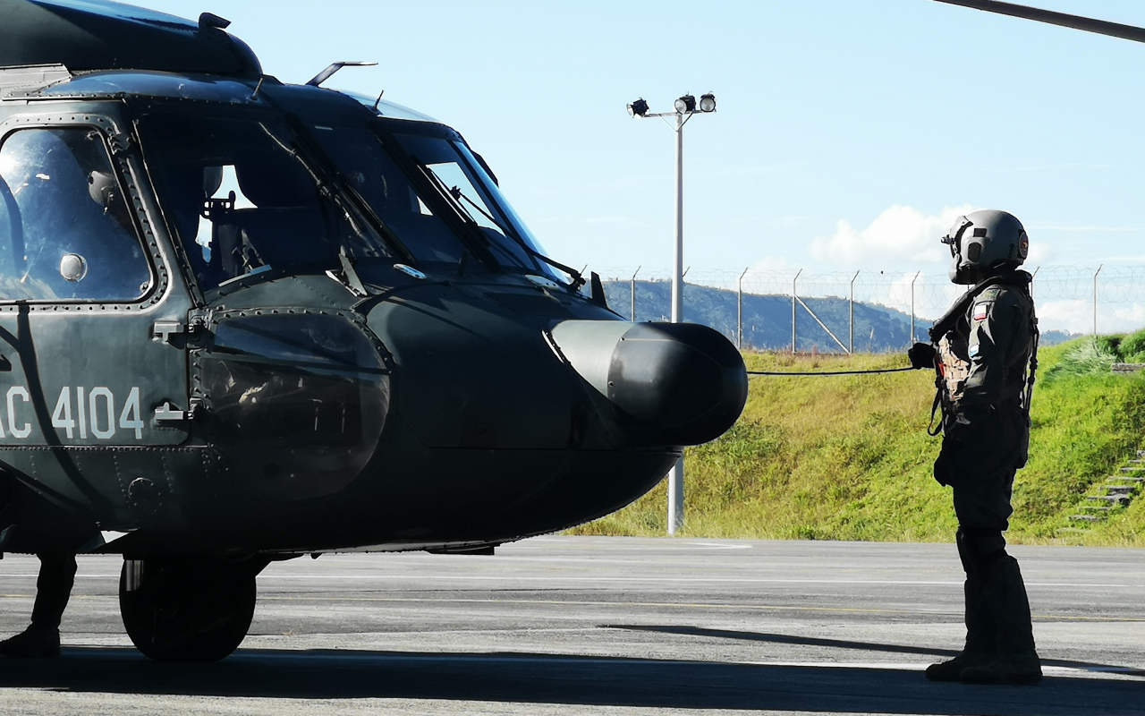 Un halcón valiente especialista en equipos de rescate  