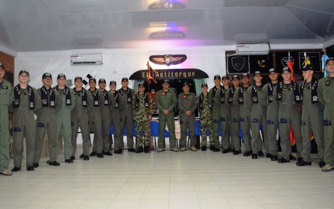 Alumnos de vuelo de la Fuerza Aérea, se preparan para surcar el cielo con poderosas aeronaves 