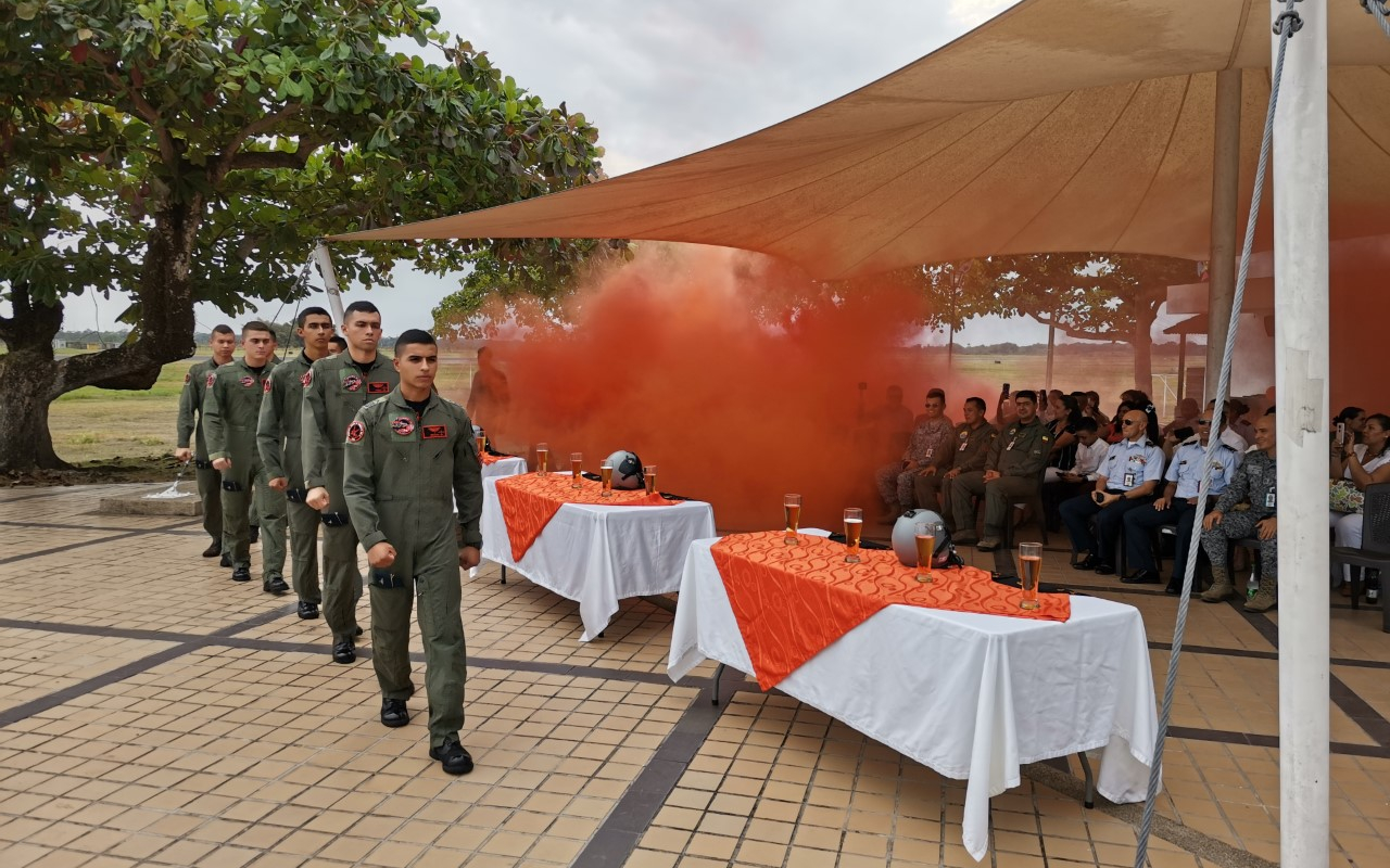 Alféreces de la Fuerza Aérea Colombiana realizan su primer vuelo solo en el CACOM 2.