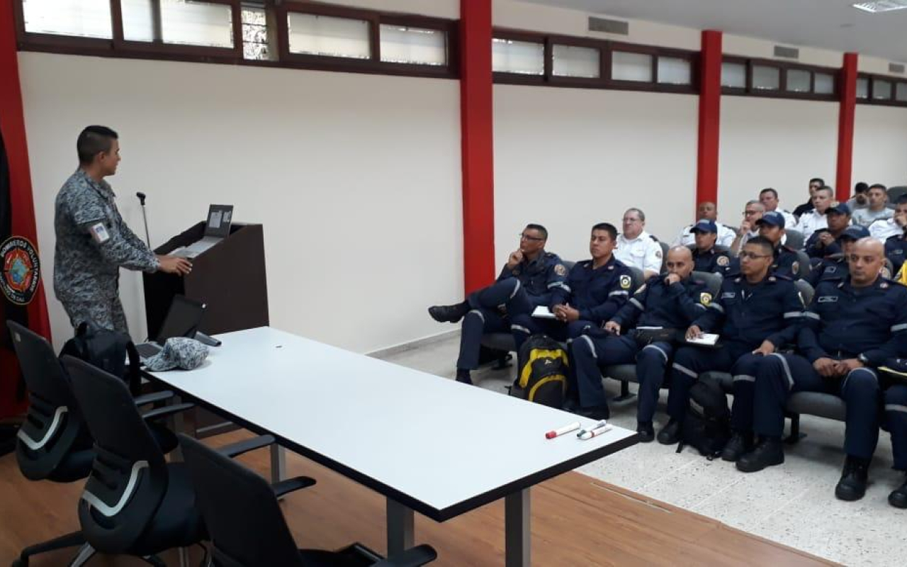 Fuerza Aérea Colombiana y entidades de socorro se preparan para combatir emergencias en el suroccidente del país