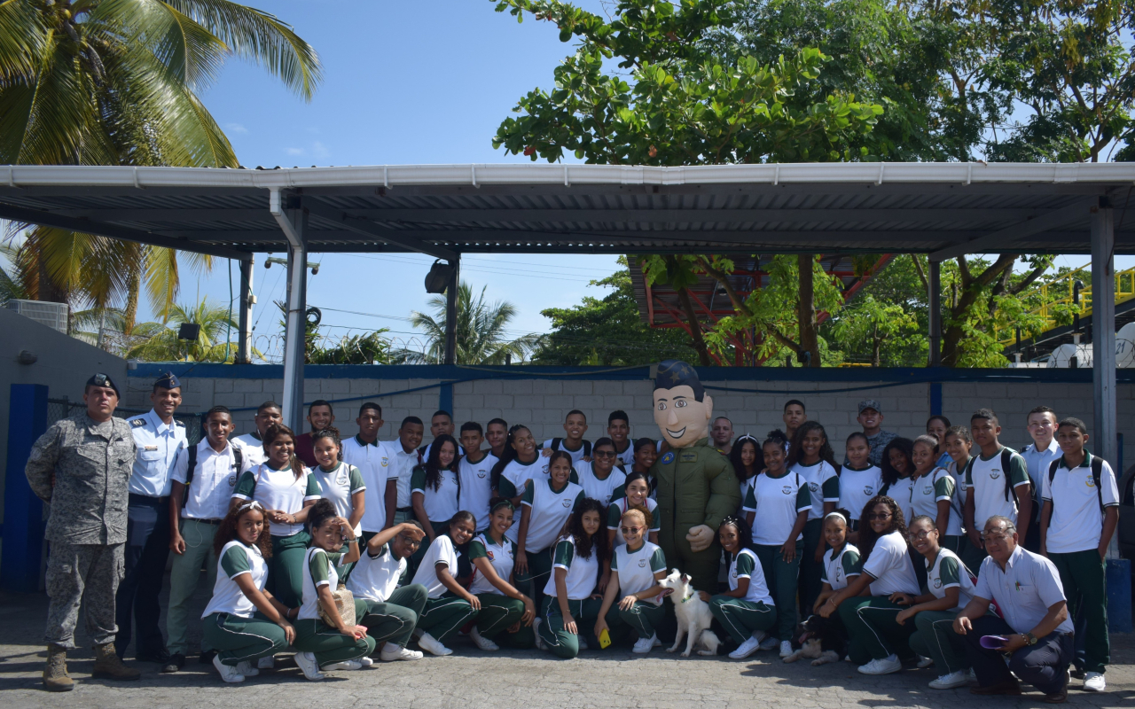  Con “Así se va a las estrellas” jóvenes de la Isla de San Andrés conocen las capacidades de la Fuerza Aérea Colombiana