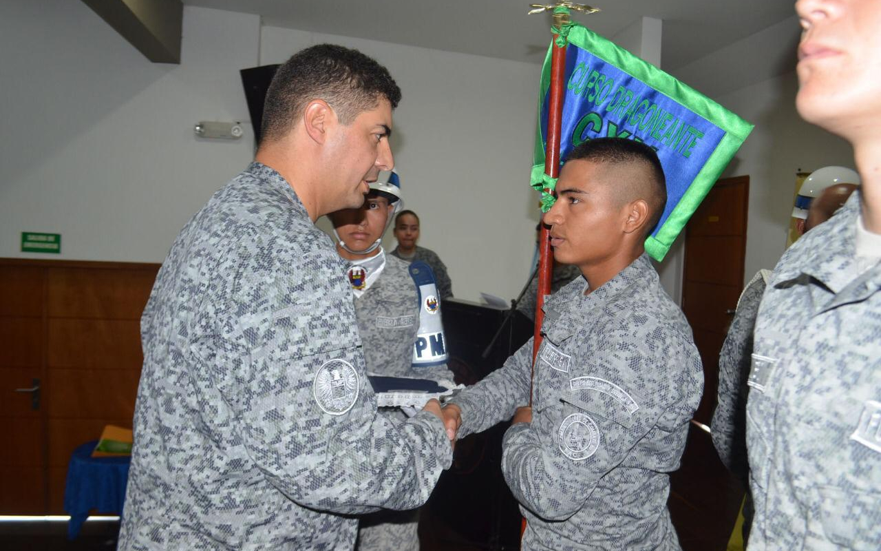 Con el apoyo de su Fuerza Aérea Colombiana soldados se gradúan como bachilleres