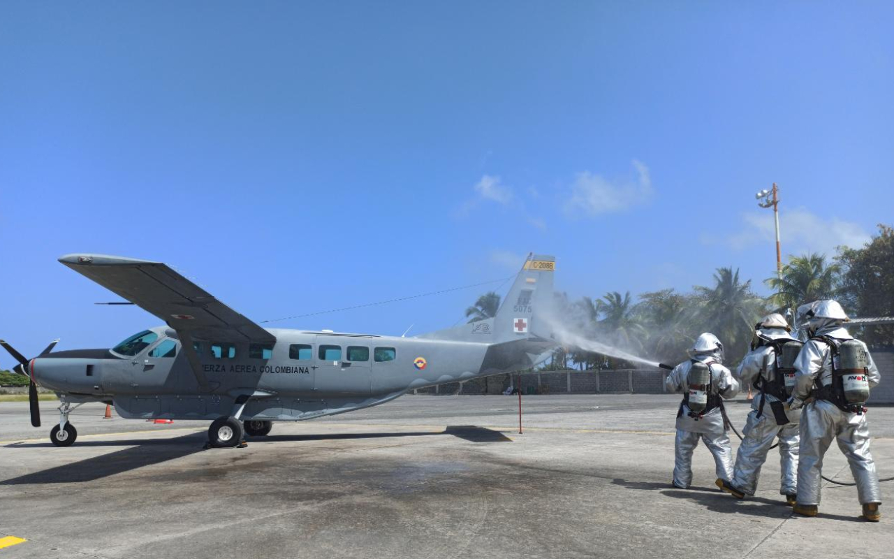 Crear condiciones de vida: la misión de los bomberos aeronáuticos