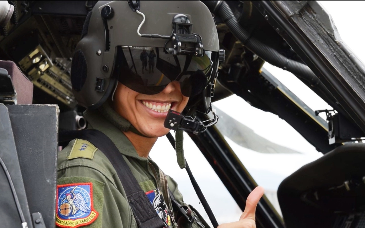 El orgullo de portar las alas de piloto militar