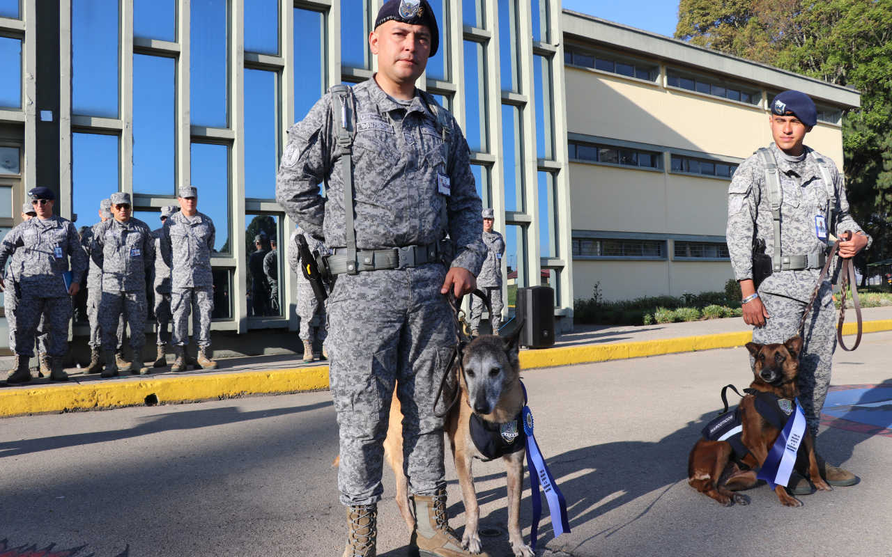 En ceremonia, CATAM jubiló a dos caninos militares 