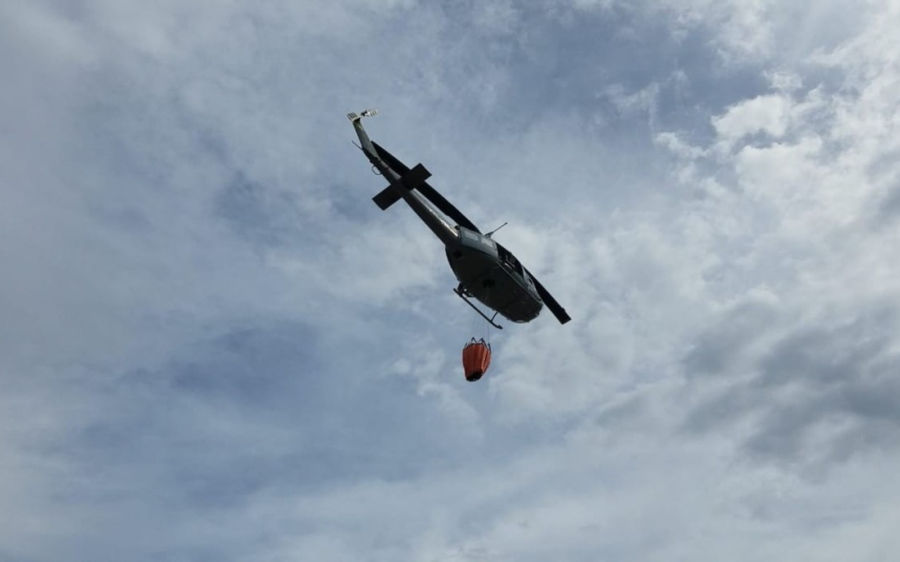 Fuerza Aérea Colombiana continua apoyando extinción de incendio en el municipio de Cundinamarca.