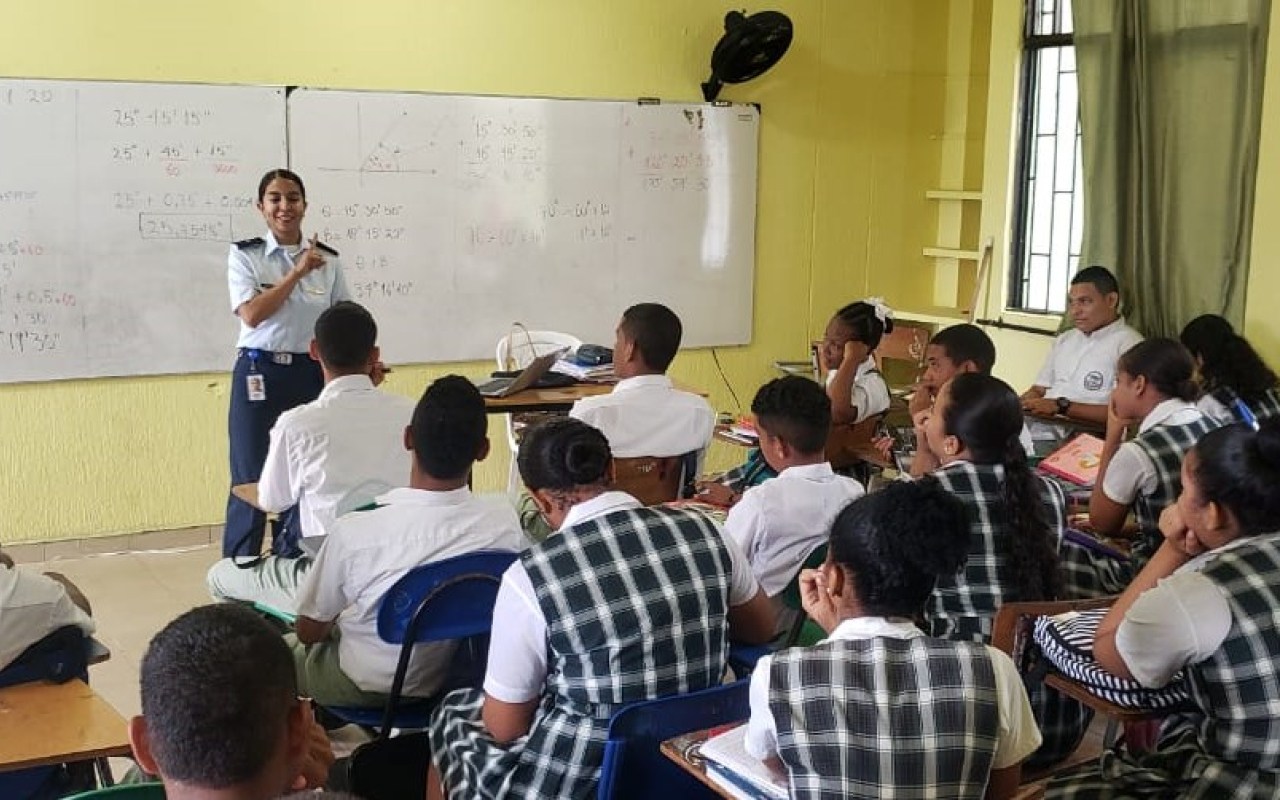 Fuerza Aérea Colombiana lidera campañas en favor de niños y jóvenes del archipiélago de San Andrés
