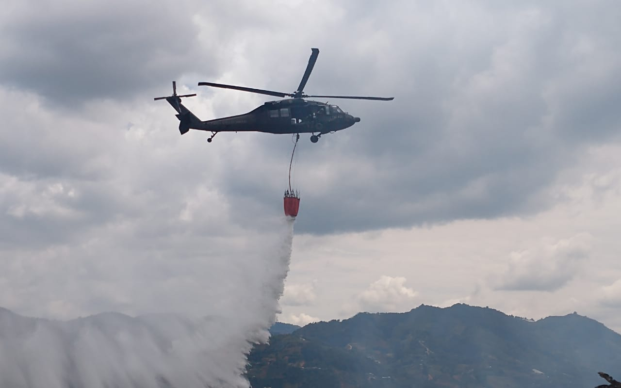 Helicóptero de la Fuerza Aérea apoya extinción de incendio en el Retiro