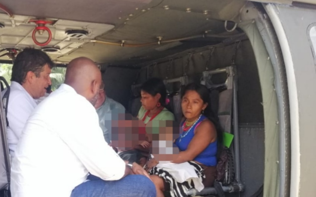 Niños indígenas en grave estado de salud fueron transportados en un helicóptero de la Fuerza Aérea hasta Quibdó
