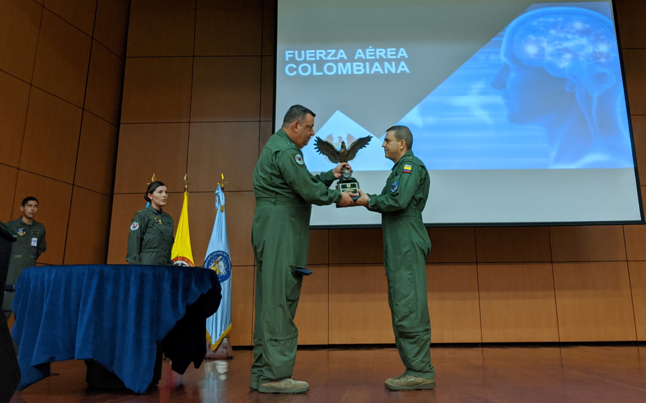 El Comando Aéreo de Combate No.7 recibe el Trofeo de Seguridad Operacional