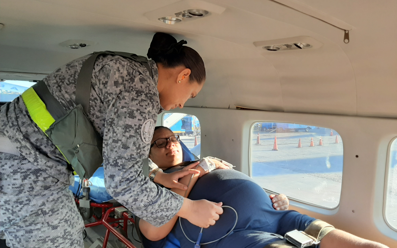 Mujer en estado de embarazo es trasladada por la Fuerza Aérea Colombiana 