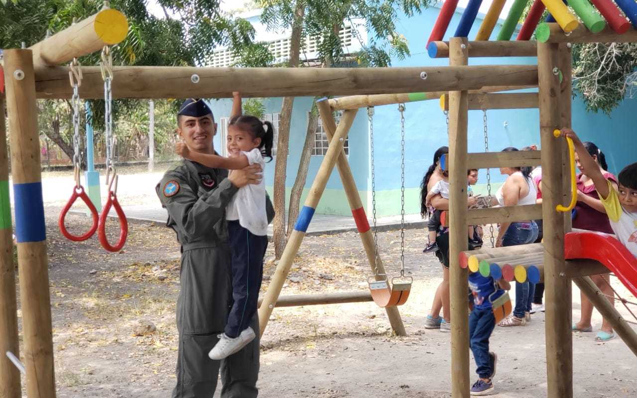 CACOM 4  llevó alegría a los niños de la vereda Chicoral, en el municipio de Espinal, con su campaña “Plan Corazón Amigo”.