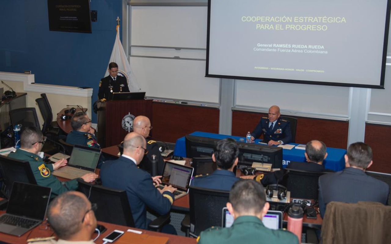 En visita al Colegio Interamericano de Defensa, Estados Unidos, Comandante de su Fuerza Aérea realiza conferencia magistral.