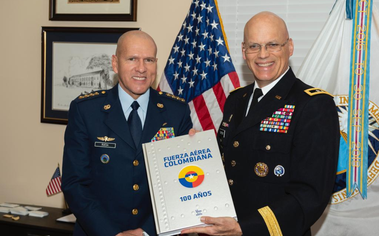 En visita al Colegio Interamericano de Defensa, Estados Unidos, Comandante de su Fuerza Aérea realiza conferencia magistral.