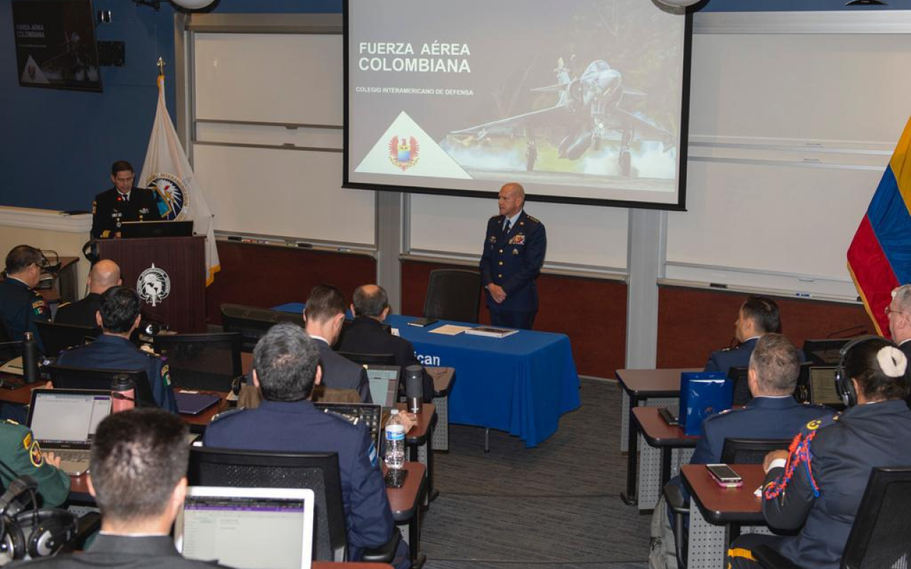 En visita al Colegio Interamericano de Defensa, en Estados Unidos, Comandante de su Fuerza Aérea Colombiana realiza conferencia magistral.