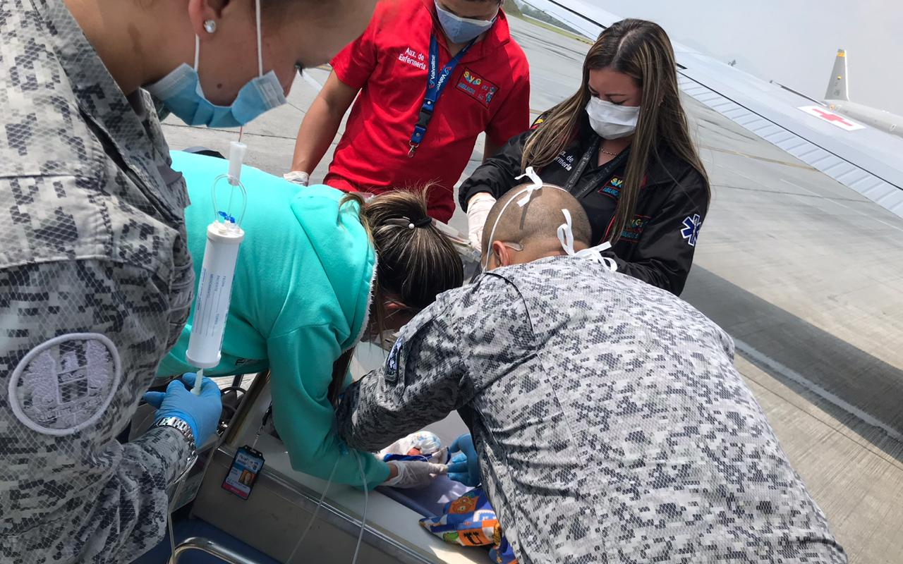 Bebe prematuro es trasladado por su Fuerza Aérea Colombiana