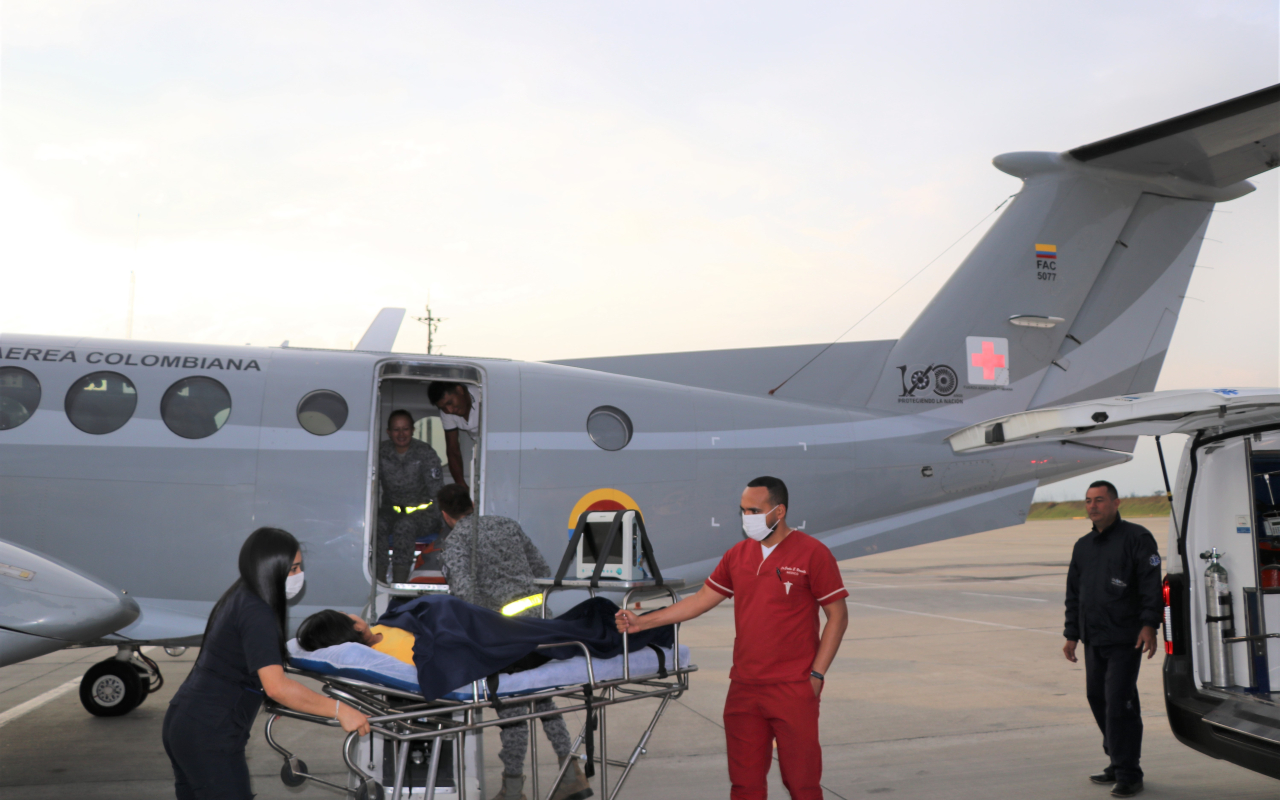 Mujer en estado de embarazo es trasladada por su Fuerza Aérea Colombiana