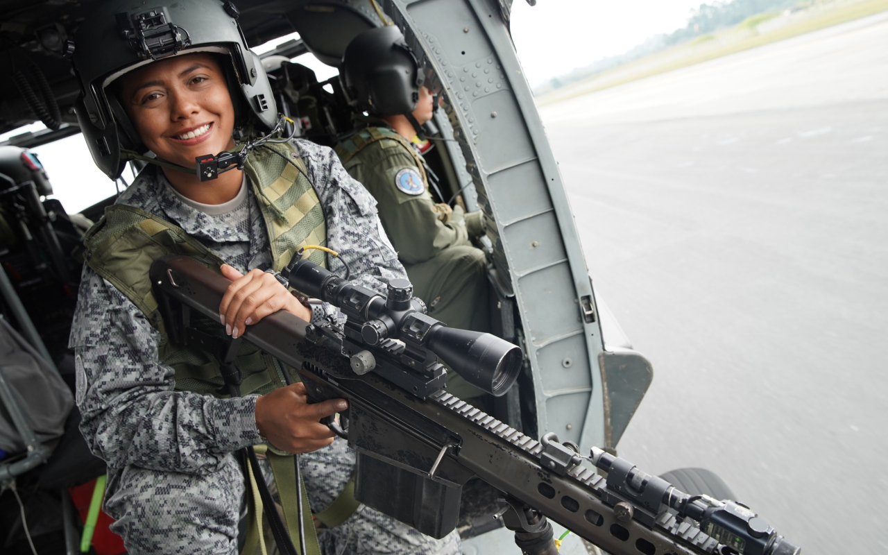 Desde un helicóptero dispara a 1.050 metros de altura y es precisa como sus palabras