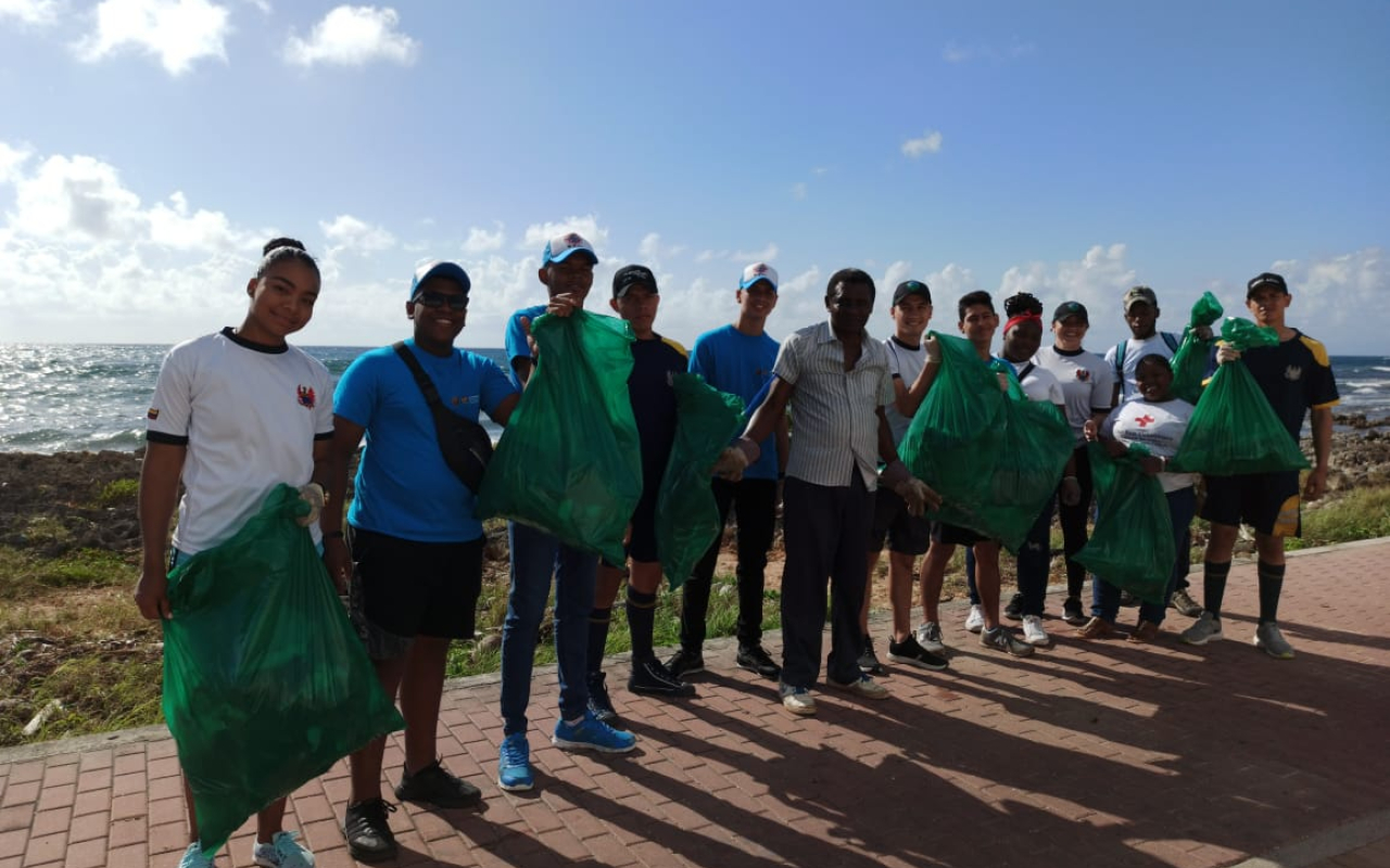 Fuerza Aérea Colombiana apoya jornada de limpieza en la playa Genny Bay en San Andrés Isla