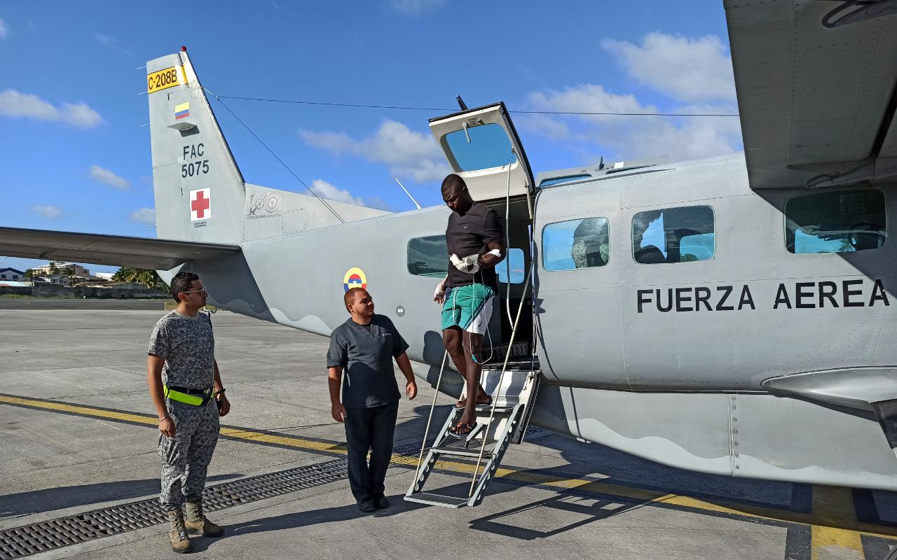 Fuerza Aérea Colombiana realiza traslado aeromédico a dos providencianos