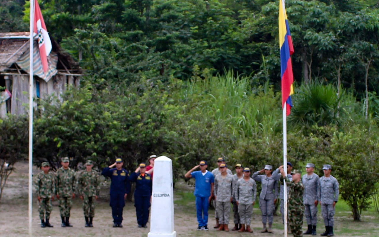 Fuerzas Militares de Colombia izan el Pabellón Nacional en el hito fronterizo con Perú