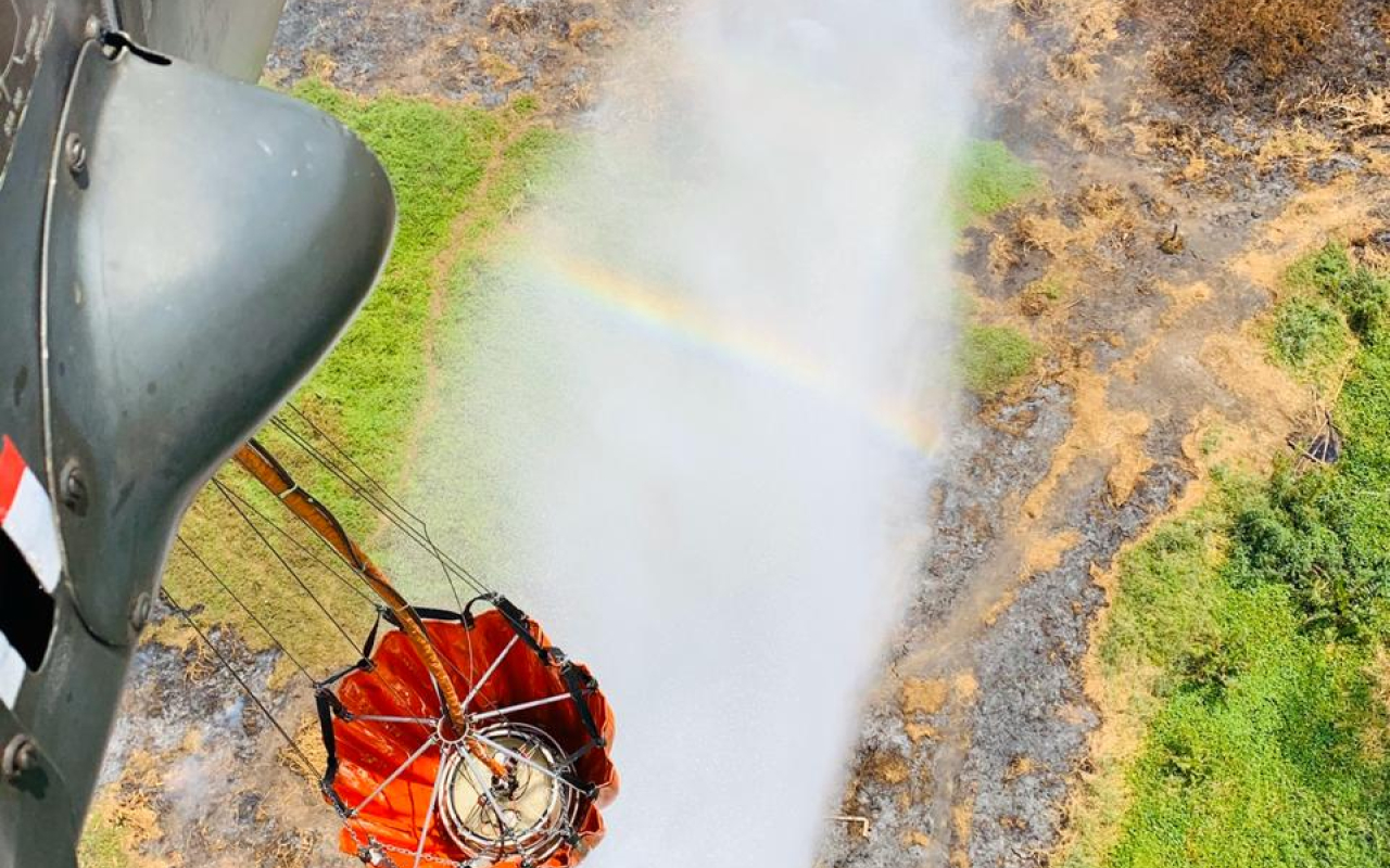 Incendio en Cereté es atendido con equipo Bambi Bucket de la Fuerza Aérea