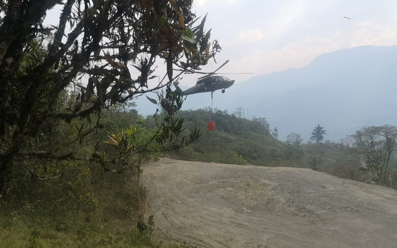 Helicóptero de la Fuerza Aérea realiza extinción de incendio en Boyacá