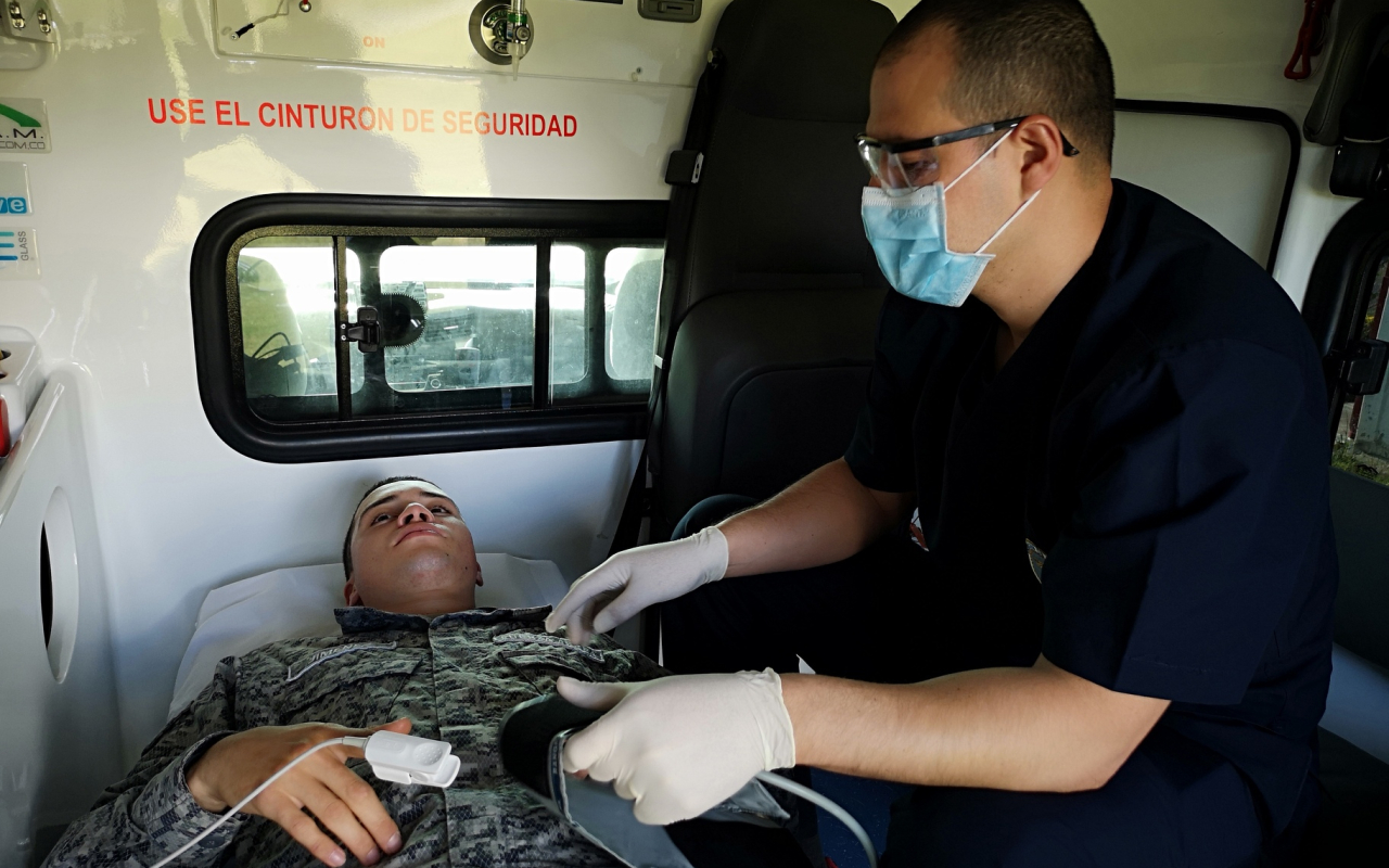 Héroes de bata blanca, enfrentando una guerra sin armas 