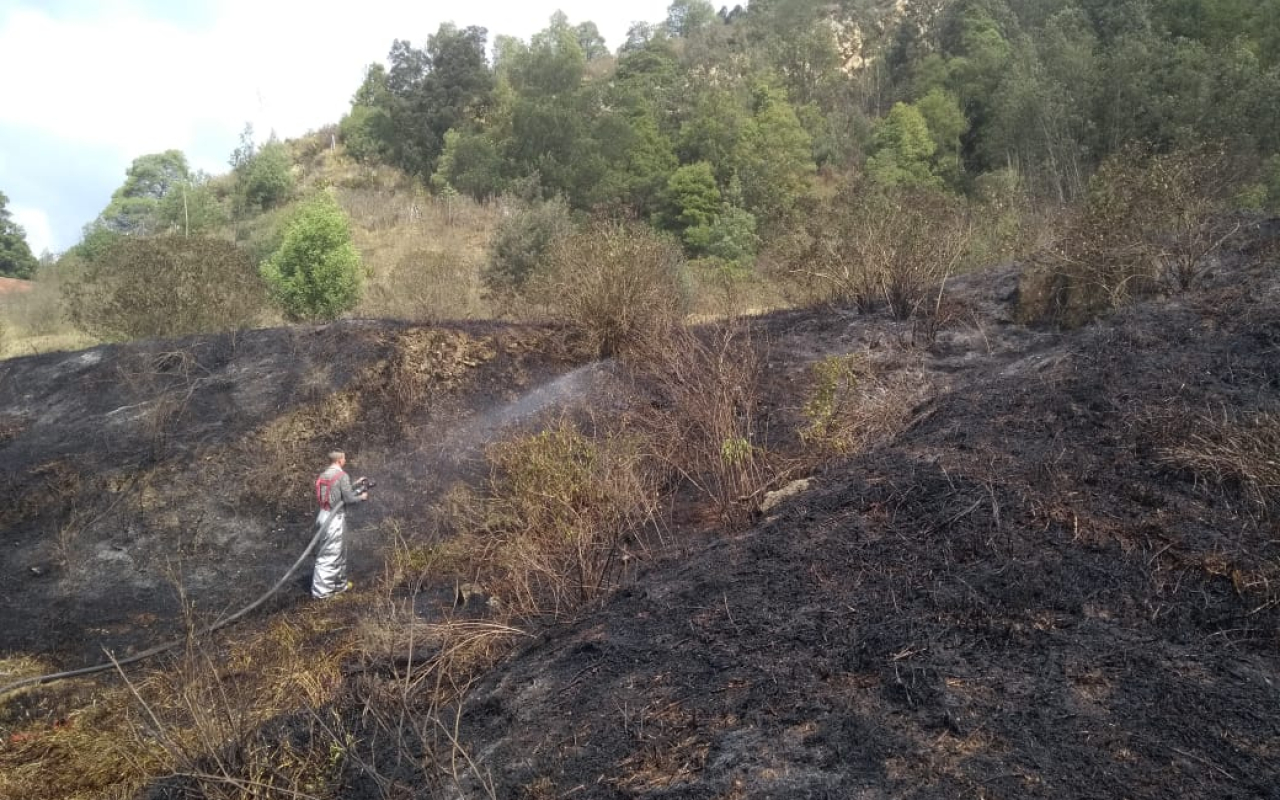 Bomberos del Comando Aéreo de Mantenimiento atendieron incendio forestal en el Cerro Casablanca de Madrid