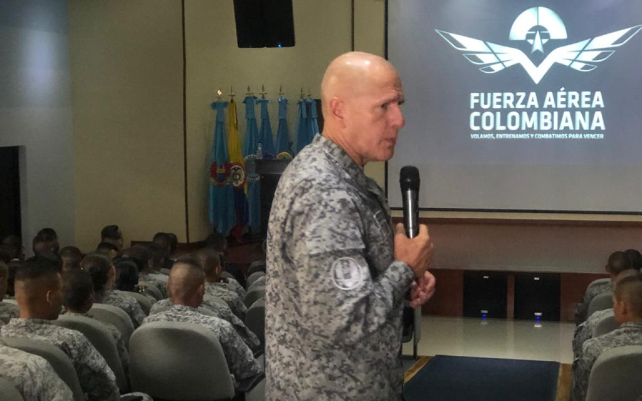 Comandante de la Fuerza Aérea Colombiana comparte sus experiencias de seguridad en ESUFA