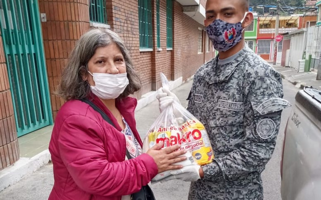 30 familias beneficiadas por ayuda humanitaria de su Fuerza Aérea Colombiana