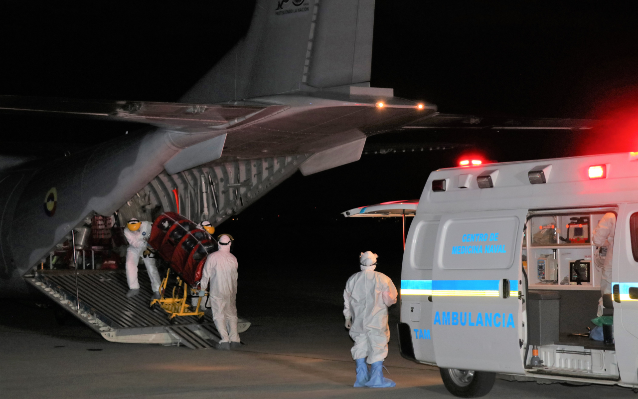 Aeronaves de su Fuerza Aérea son adaptadas para trasladar pacientes con Covid-19, desde regiones apartadas de Colombia.