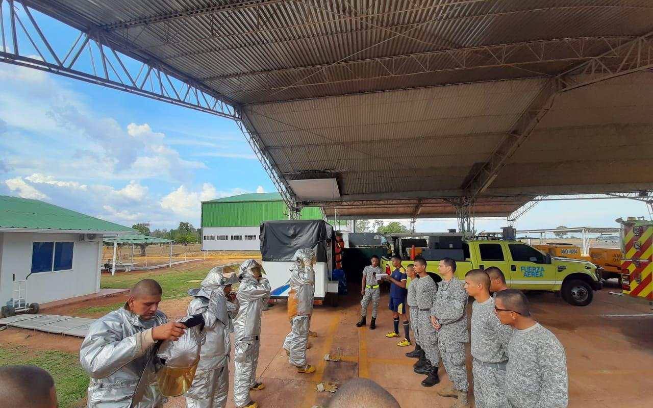 Bomberos Aeronáuticos se capacitan en Seguridad operacional en el Grupo Aéreo del Oriente