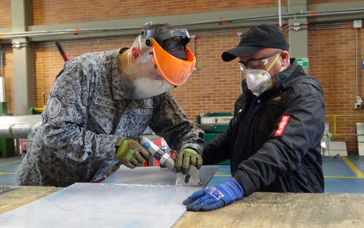 Dispositivos de protección para personal médico son fabricados por su Fuerza Aérea