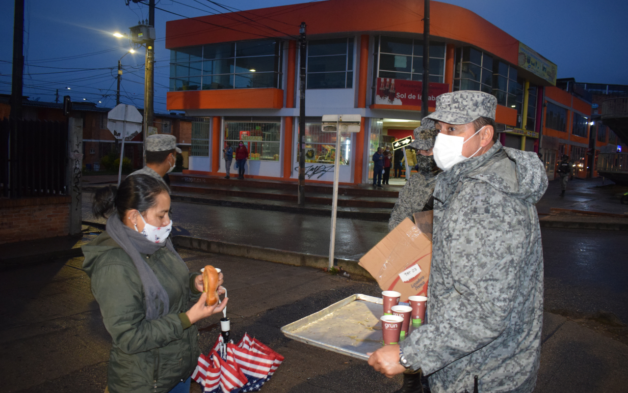  CAMAN hizo entrega de 700 refrigerios a los madrileños que madrugan a trabajar durante la crisis del COVID -19