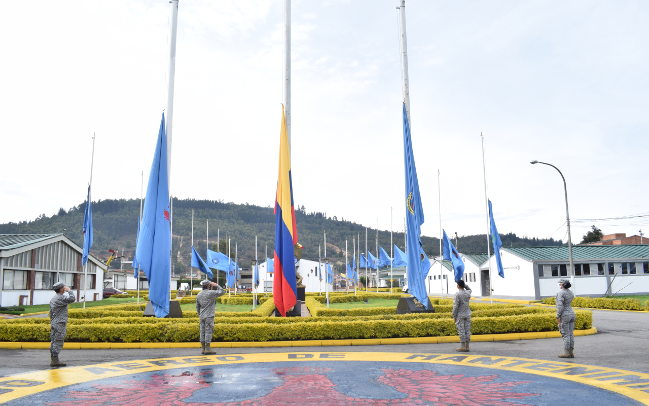 Con banderas a media asta se conmemora el Día Nacional de la Memoria y Solidaridad con las Víctimas del Conflicto Armado