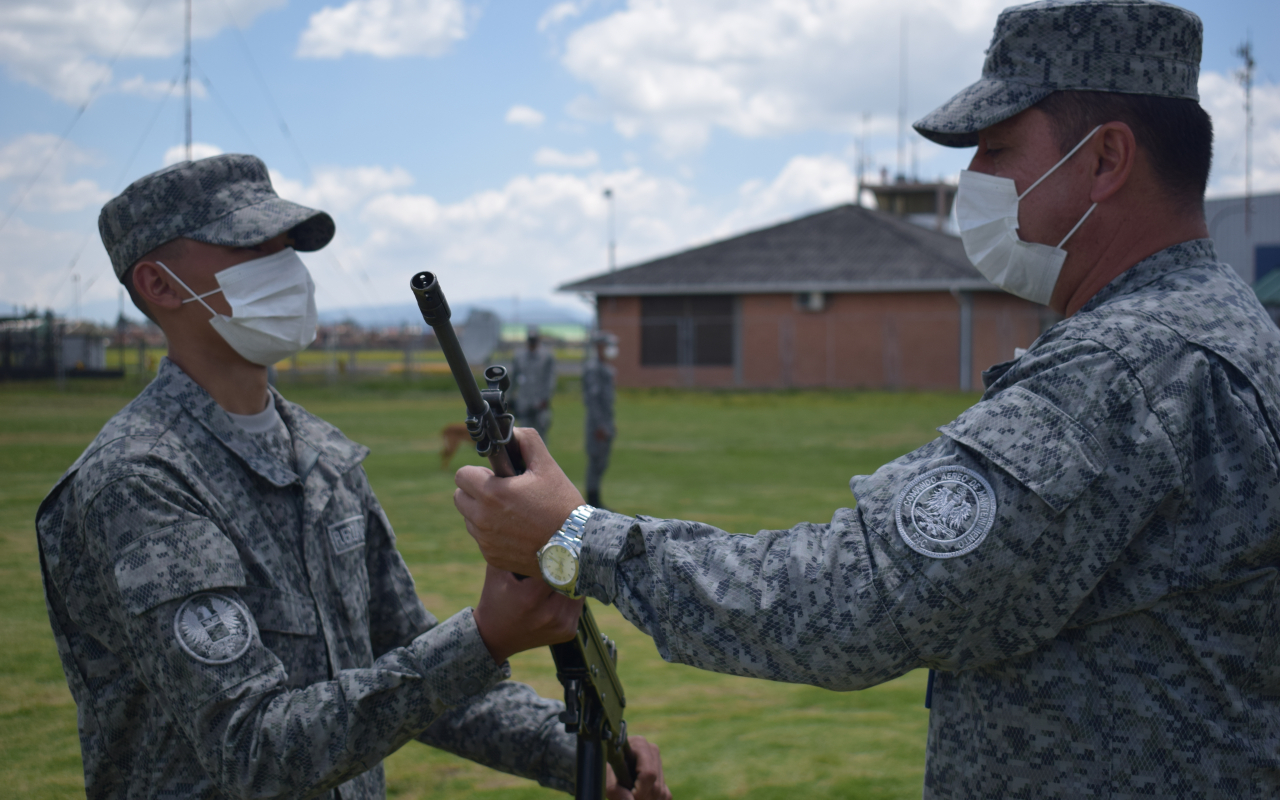 En el Comando Aéreo de Mantenimiento soldados juran lealtad a su patria 