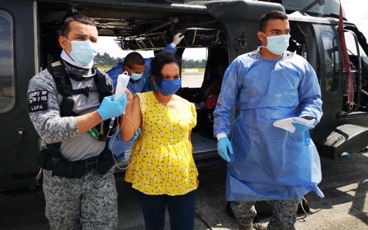 En un helicóptero de la Fuerza Aérea fue trasladada una mujer gestante