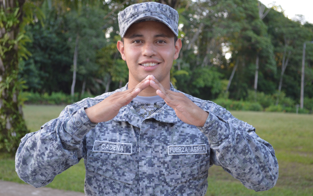 Con orgullo, soldado seguirá portando el uniforme de su Fuerza Aérea Colombiana