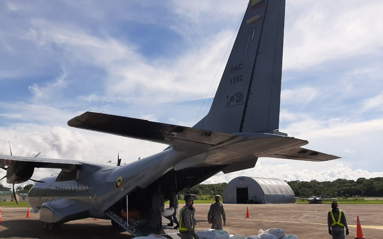 Cinco toneladas de alimentos fueron transportados por su Fuerza Aérea hasta Tarapacá en el Amazonas