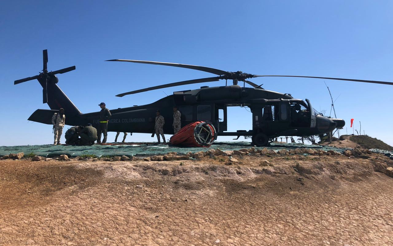 Con sistema Bambi Bucket de la Fuerza Aérea se atiende incendio en la Sierra Nevada