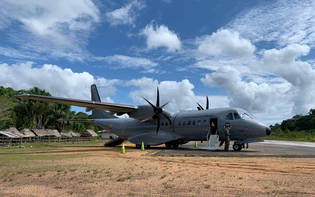 Comunidades indígenas de Chorrera, Pedrera y Mirití Paraná recibieron canastas nutricionales transportadas por su Fuerza Aérea