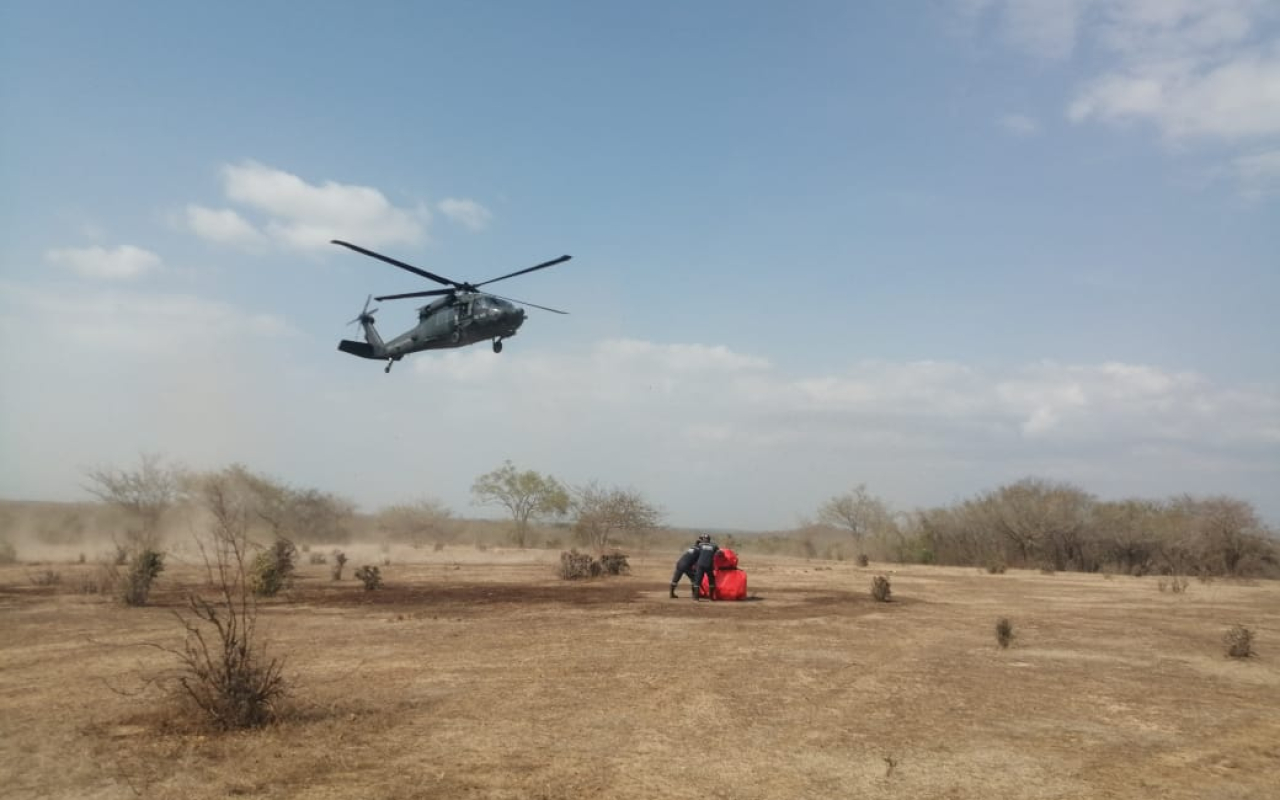 Con sistema Bambi Bucket de su Fuerza Aérea Colombiana se controla incendio en La Guajira