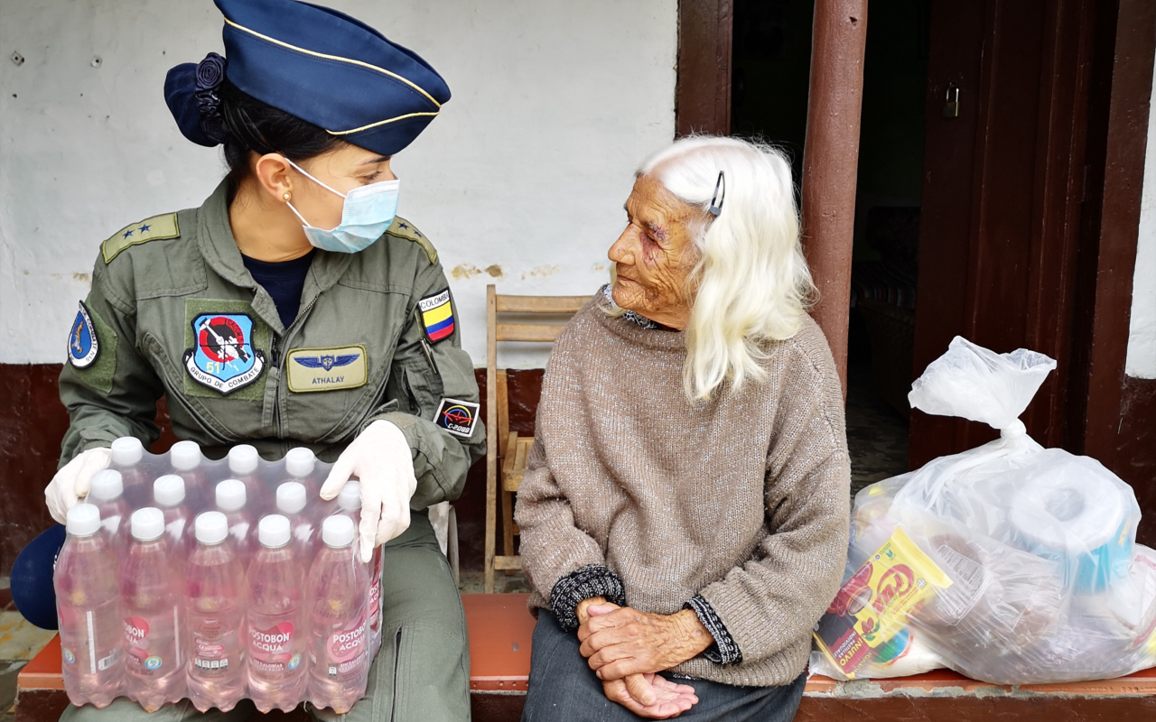 Abuelitos recibieron mercados en la puerta de su casa gracias a la Fuerza Aérea Colombiana