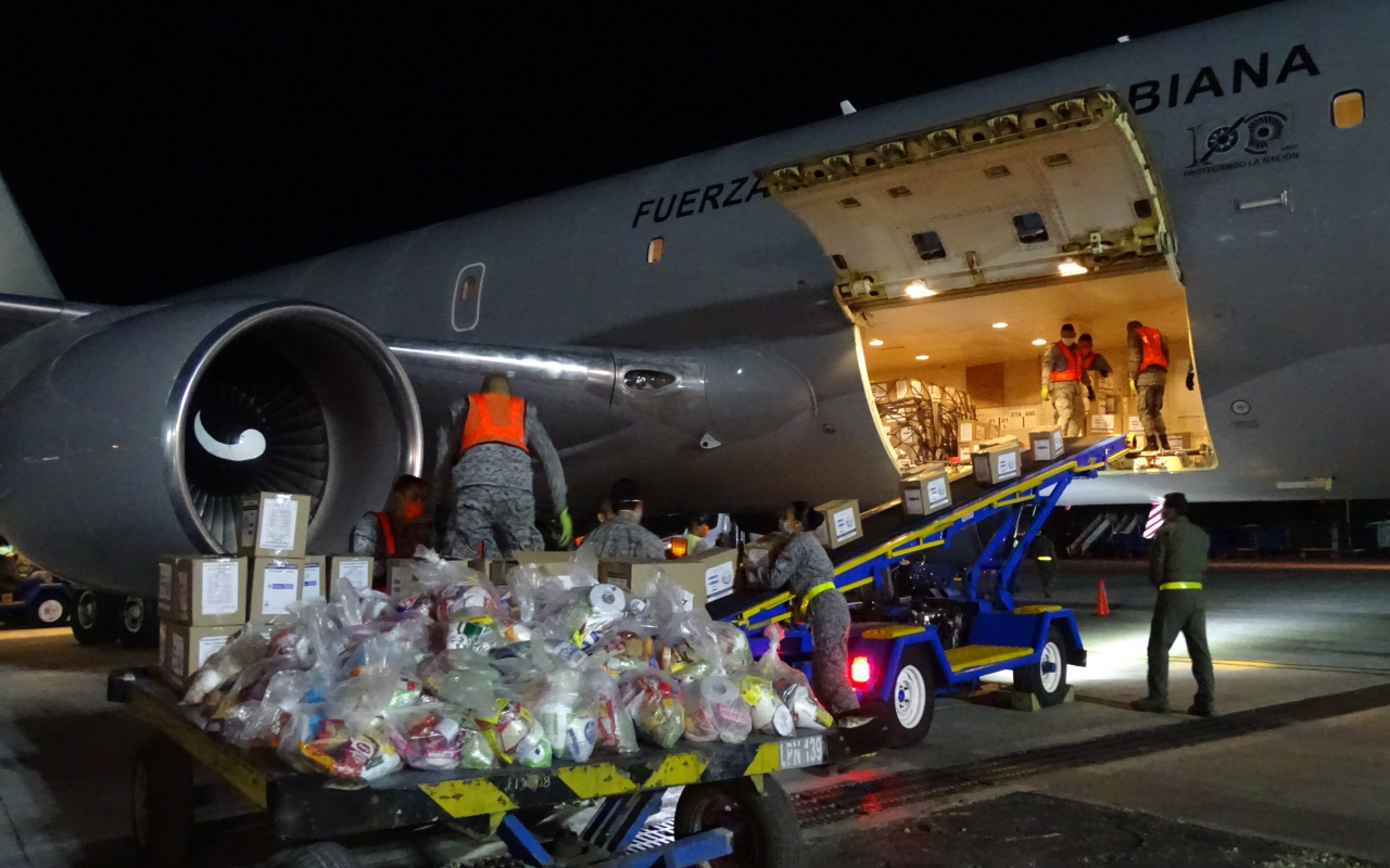 Más elementos médicos, bioseguridad y kits de alimentos son transportados por su Fuerza Aérea hacia San Andrés 