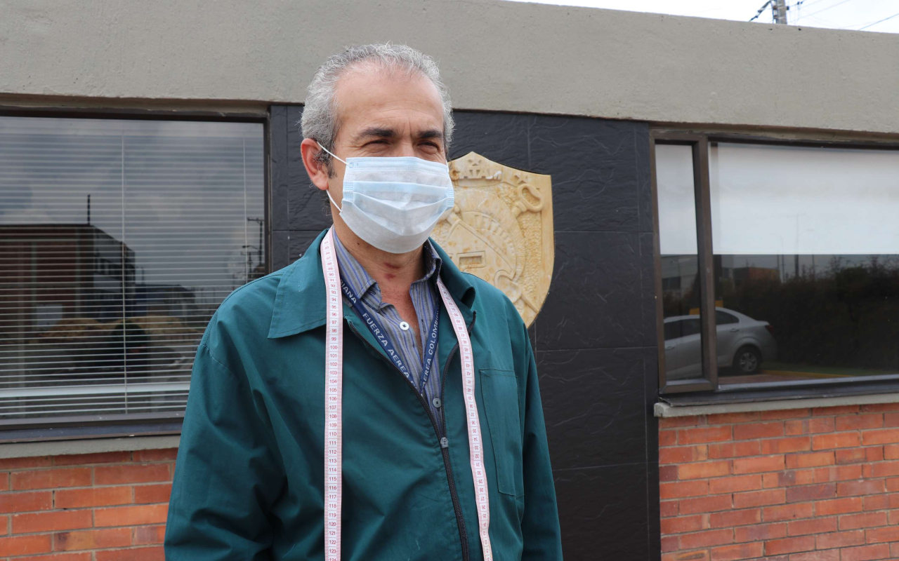 A punta de tijera, hilo y aguja un sastre de su Fuerza Aérea combate el Coronavirus 