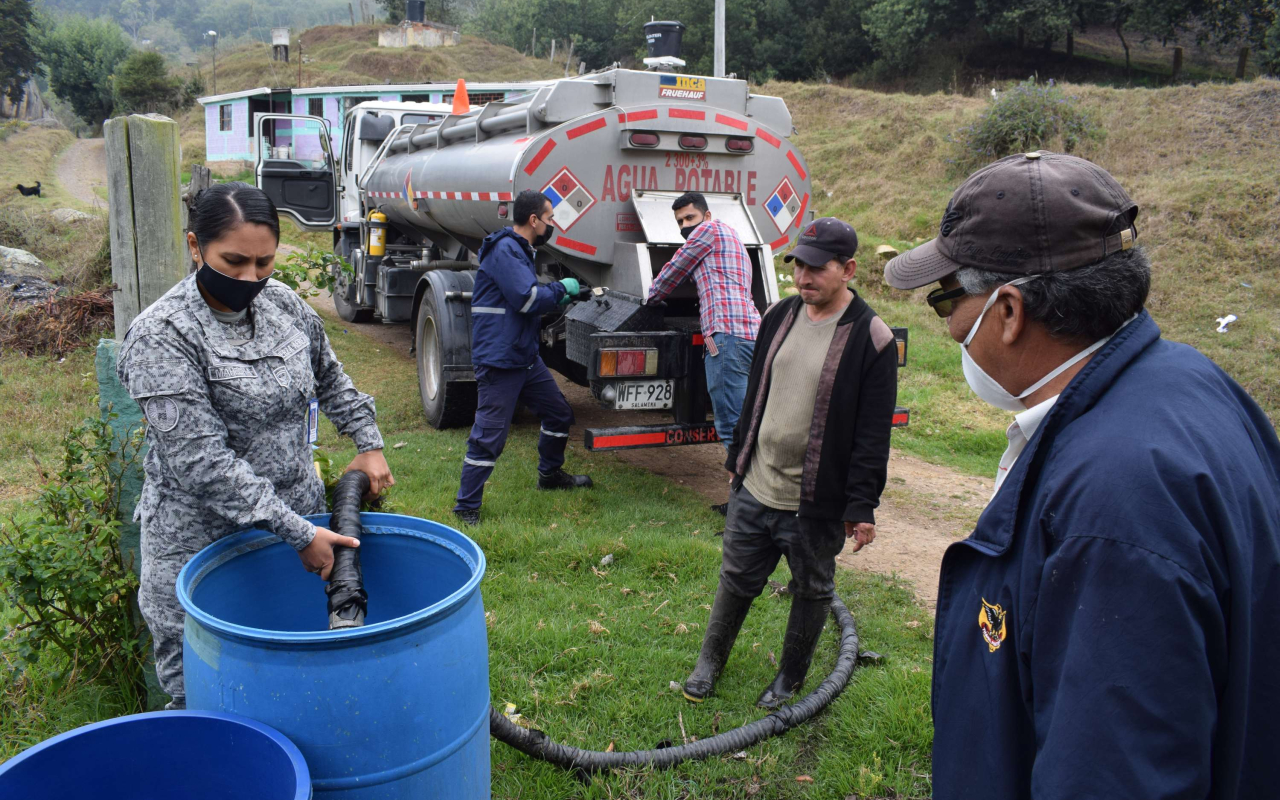 La Fuerza Aérea Colombiana abastece con galones de agua a veredas de Zipacón Cundinamarca 