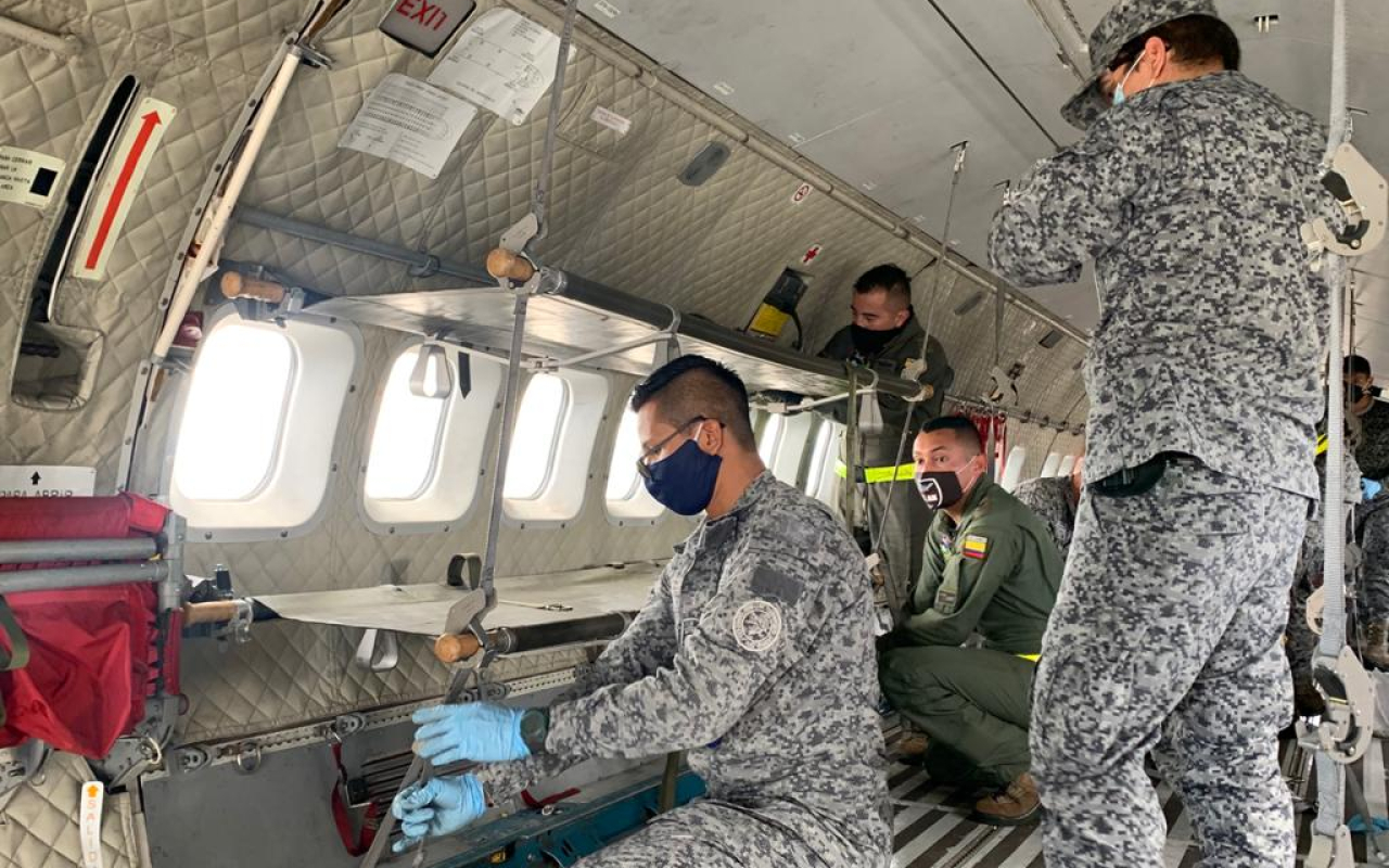 Aeronave de su Fuerza Aérea Colombiana se adapta para trasladar pacientes con Covid-19 desde Leticia.