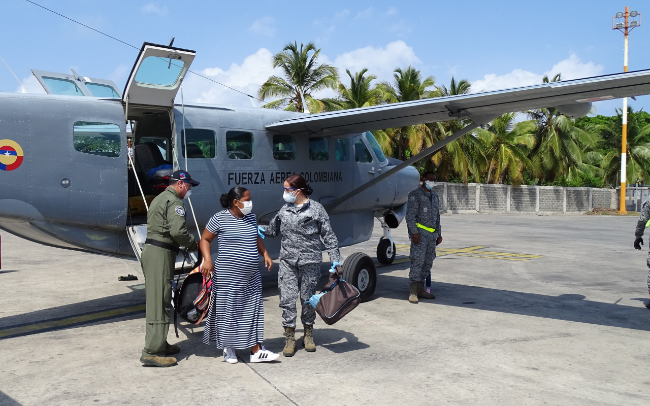 Avión ambulancia realiza traslado aeromédico a mujer en estado de embarazo 